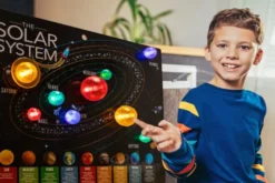 Lag en solsystem-plakat med lys i