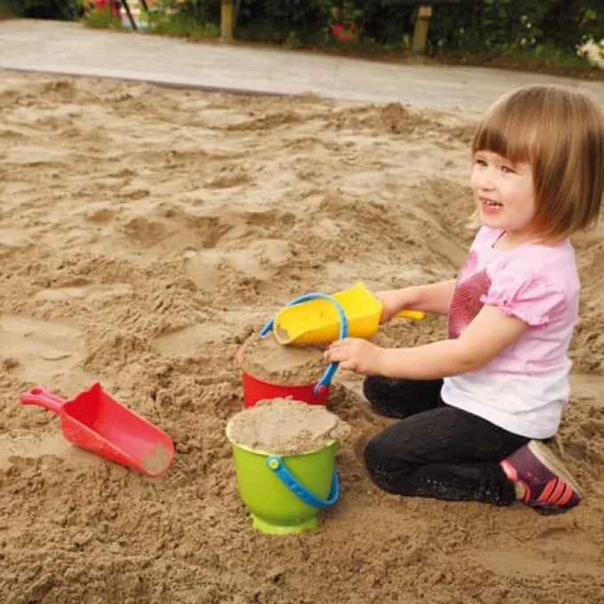 Sandlek - Spade i plast